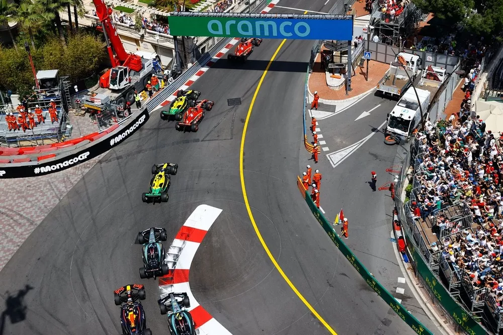 Charles Leclerc, Ferrari SF-24, Oscar Piastri, McLaren MCL38, Carlos Sainz, Ferrari SF-24, Lando Norris, McLaren MCL38, George Russell, Mercedes F1 W15, Max Verstappen, Red Bull Racing RB20, Lewis Hamilton, Mercedes F1 W15, aan de start