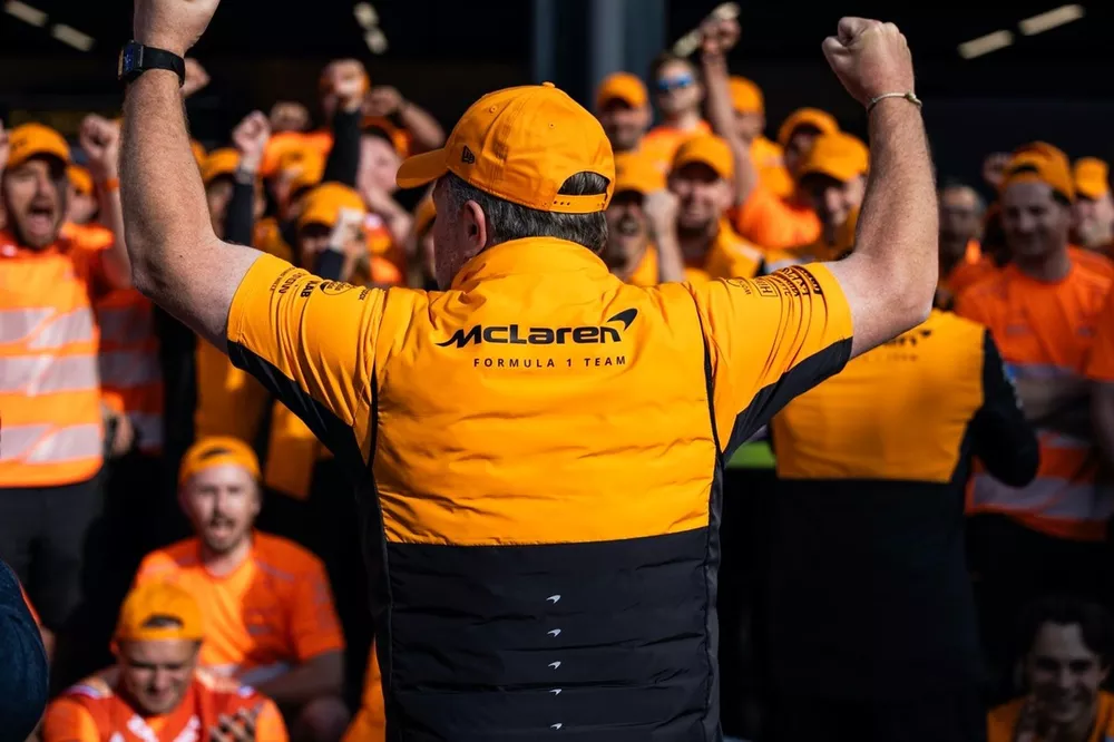 Zak Brown, CEO, McLaren Racing, en celebraci&oacute;n. 