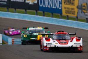 IMSA Watkins Glen: Porsche gana una carrera de seis horas salvaje y pasada por agua