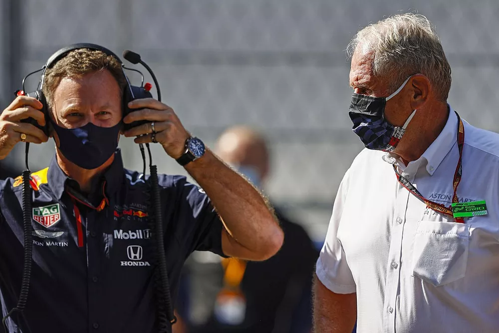 Christian Horner, director del equipo, Red Bull Racing, y Helmut Marko, consultor de Red Bull Racing, en la parrilla.