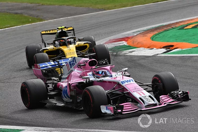 Sergio Perez, Racing Point Force India VJM11 and Carlos Sainz Jr., Renault Sport F1 Team R.S. 18 