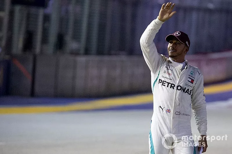 Le poleman Lewis Hamilton, Mercedes AMG F1 dans le parc ferm&eacute;