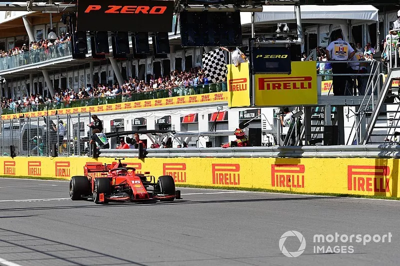 Charles Leclerc, Ferrari SF90, 3&ordm;, recibe la bandera a cuadros