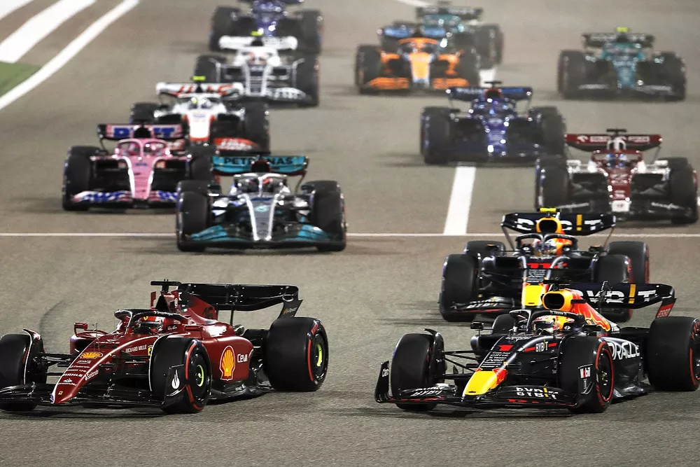 Charles Leclerc, Ferrari F1-75, Max Verstappen, Red Bull Racing RB18, Sergio Perez, Red Bull Racing RB18, George Russell, Mercedes W13, the rest. of the field at the start
