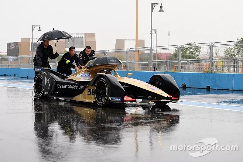 La voiture d'Andre Lotterer, DS Techeetah est pouss&eacute;e dans la pitlane