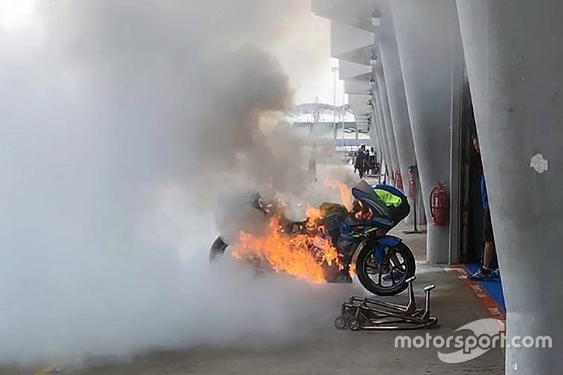 Incendio nel box Suzuki a Sepang: ha preso fuoco una moto di Rins!
