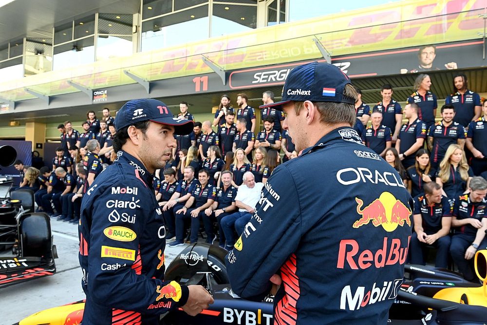 Max Verstappen y Sergio Pérez en la foto de equipo de Red Bull
