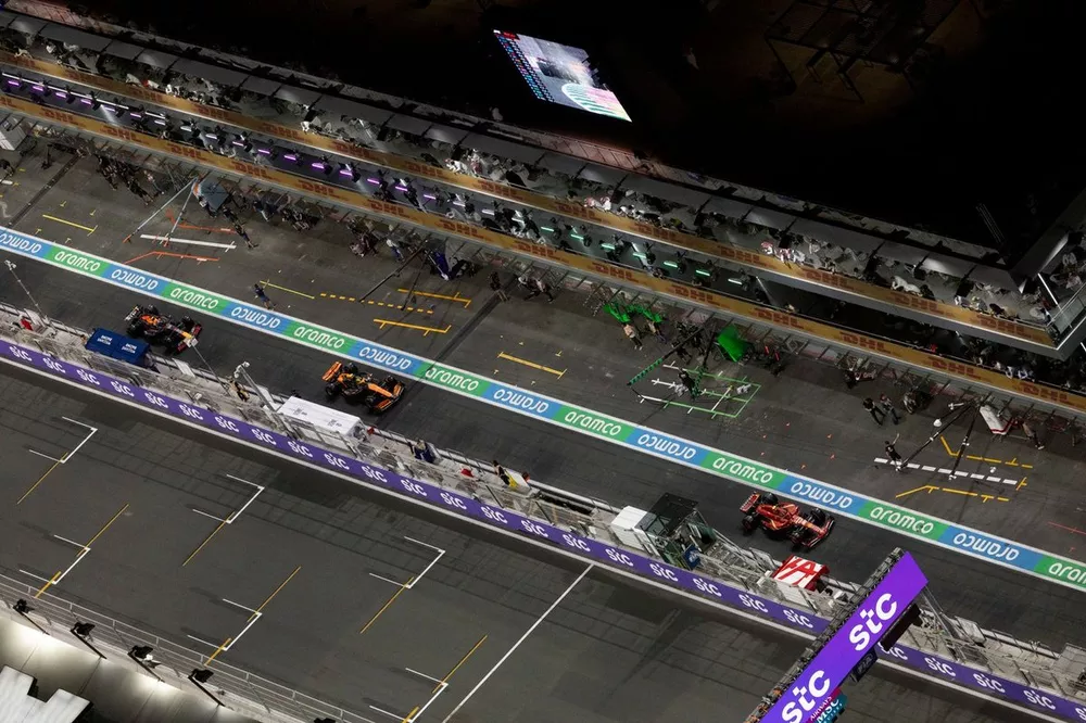 Carlos Sainz, Ferrari SF-24, Lando Norris, McLaren MCL38, Max Verstappen, Red Bull Racing RB20, dans la voie des stands