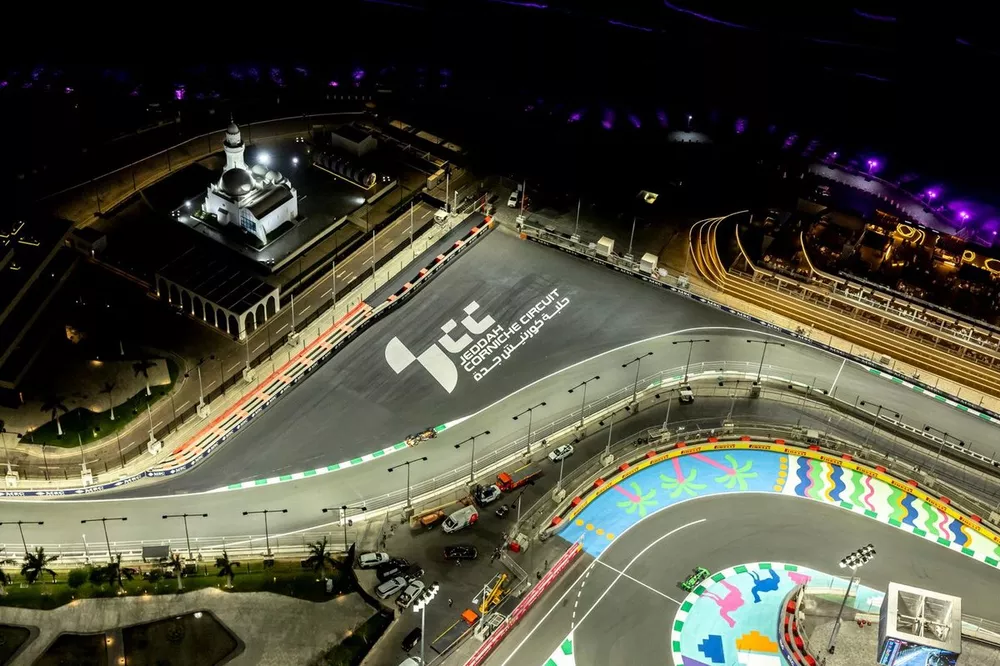 Max Verstappen, Red Bull Racing RB20, Zhou Guanyu, Stake F1 Team Kick Sauber C44 