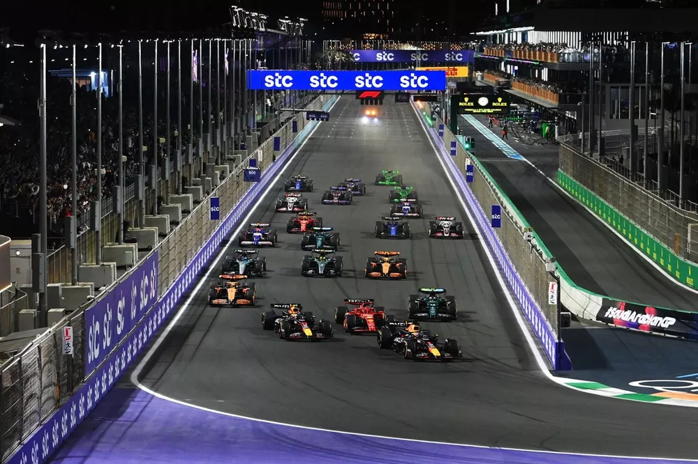 Max Verstappen, Red Bull Racing RB20, Charles Leclerc, Ferrari SF-24, Sergio Perez, Red Bull Racing RB20, Fernando Alonso, Aston Martin AMR24, Oscar Piastri, McLaren MCL38, the rest of the field at the start