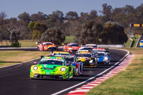 Bathurst 12 Horas: Porsche gana a Mercedes en una lluviosa carrera