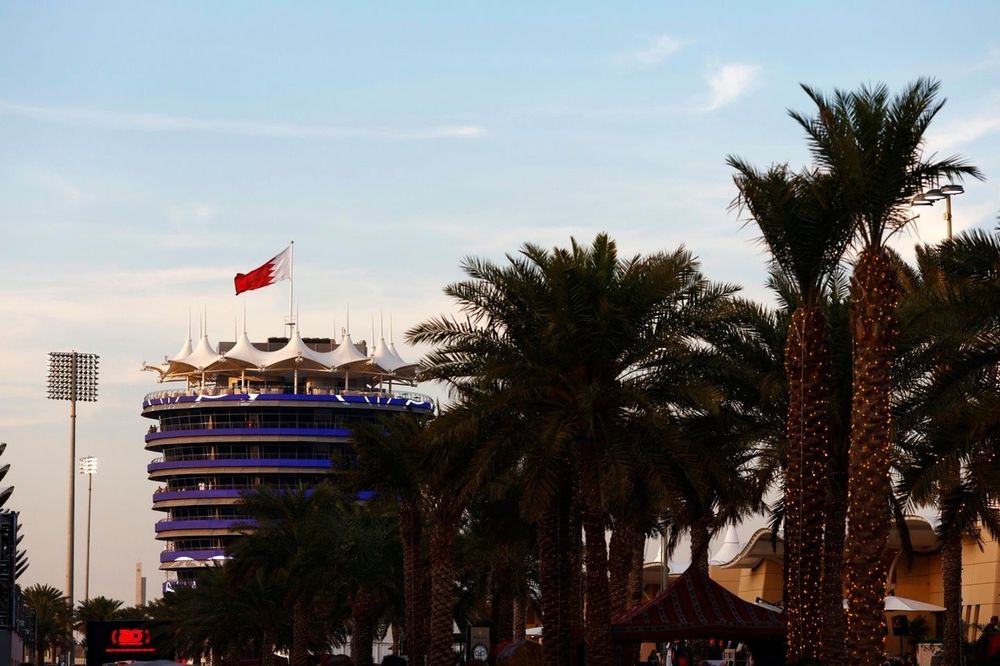 Palmeras y bandera de Bahréin