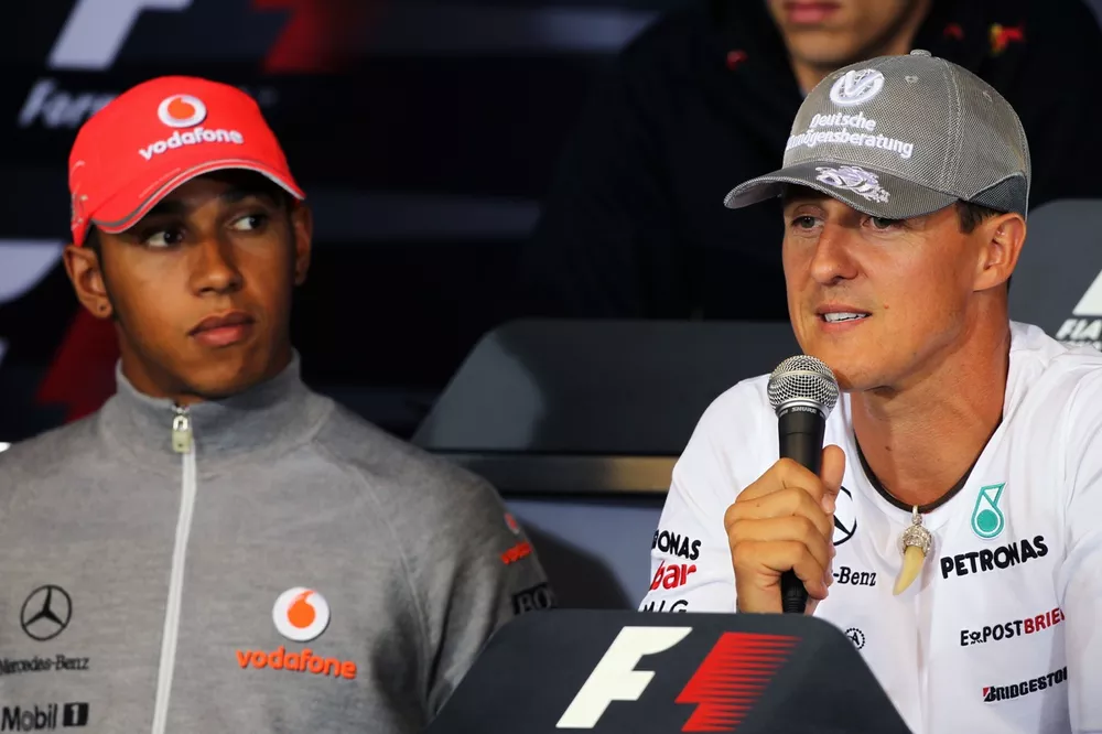 Lewis Hamilton, da McLaren, com Michael Schumacher, da Mercedes GP, na coletiva de imprensa da FIA
