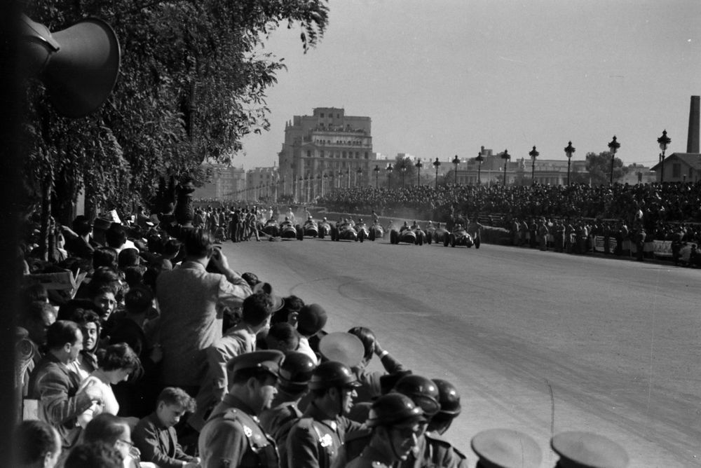 Pole sitter Alberto Ascari, Ferrari 375, leads Giuseppe Farina, Alfa Romeo 159, and Juan Manuel Fangio, Alfa Romeo 159, at the start.