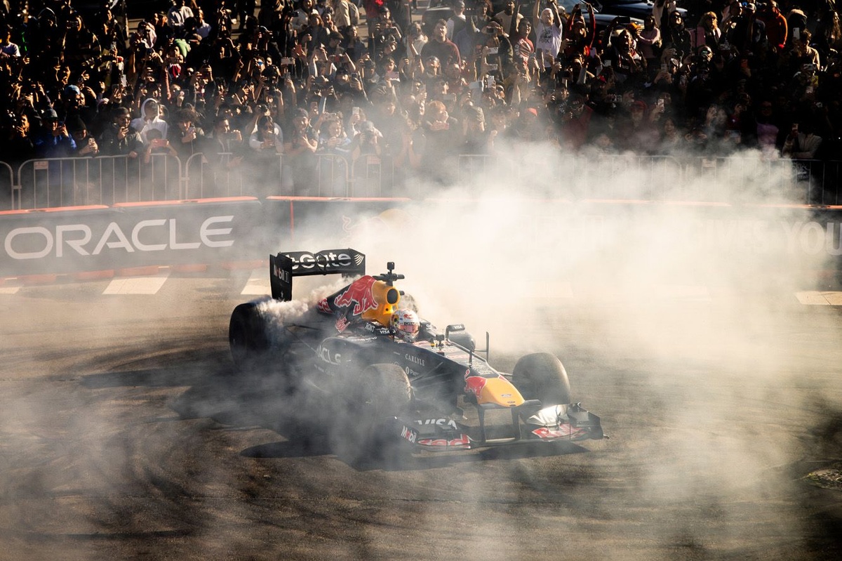 Vídeo: el Red Bull RB7 de Tsunoda se incendia durante una demostración