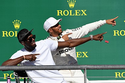 Fotoğrafın ardındaki hikaye: Hamilton 'Şimşek Bolt' hareketini yapıyor