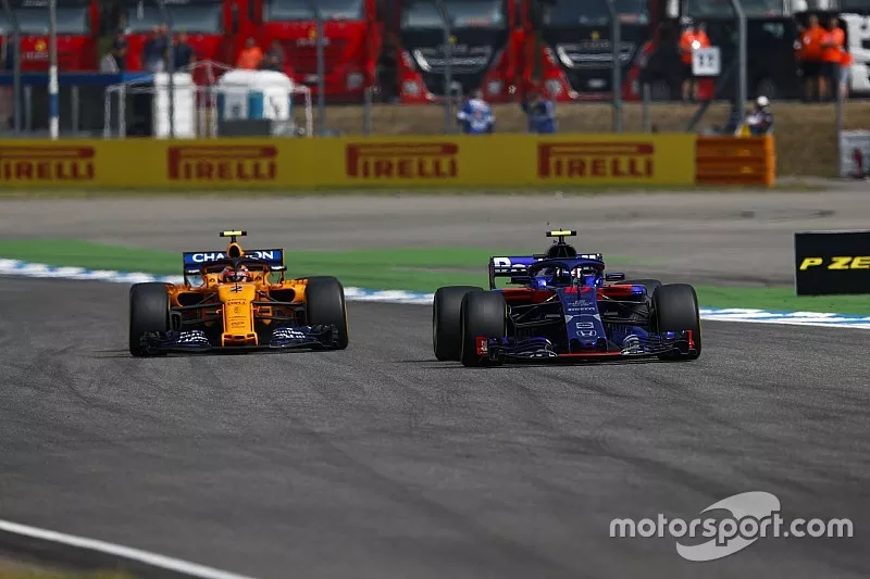 Pierre Gasly, Toro Rosso STR13, voor Stoffel Vandoorne, McLaren MCL33