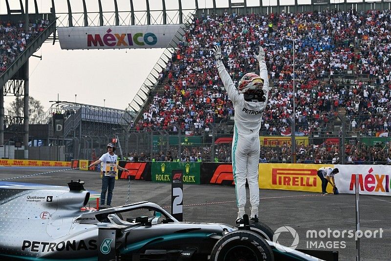 Lewis Hamilton, Mercedes AMG F1, primero, en Parc Ferm&eacute;