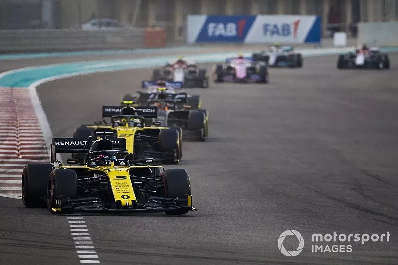 Daniel Ricciardo, Renault F1 Team R.S.19, devant Nico Hulkenberg, Renault F1 Team R.S. 19, Kevin Magnussen, Haas F1 Team VF-19, et Sergio Perez, Racing Point RP19