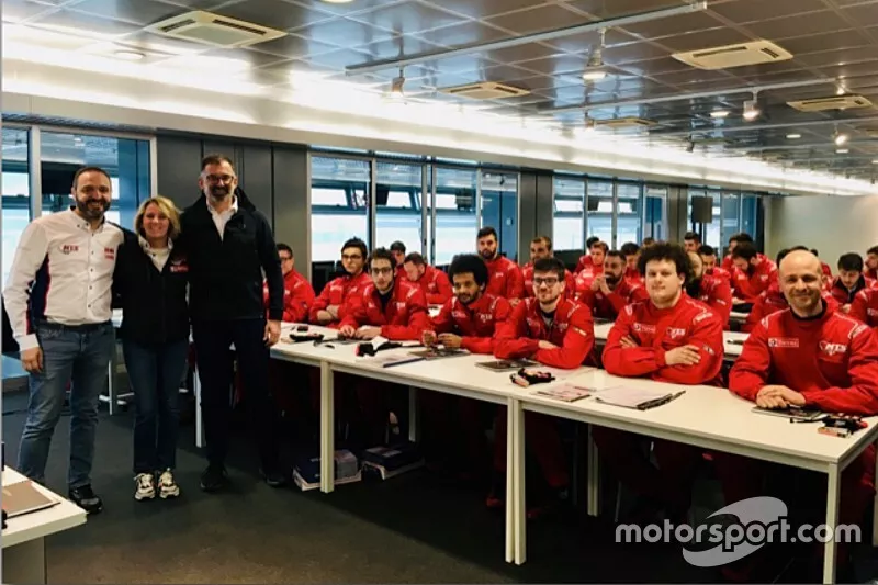 Luca Mino, Eugenia Capanna e Pietro Benvenuti con i ragazzi del corso Auto Racing