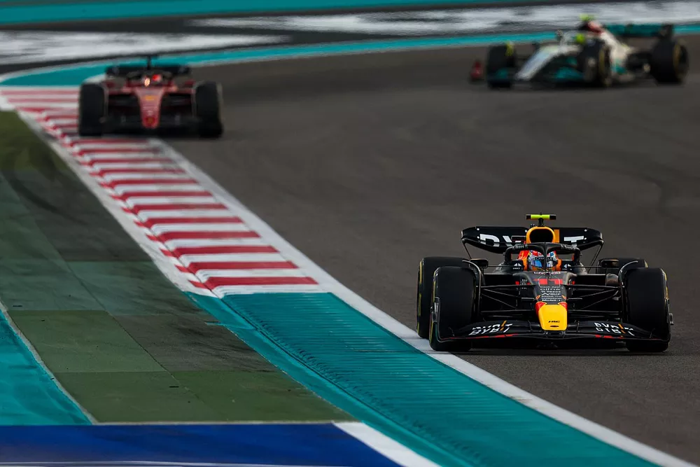 Sergio Perez, Red Bull Racing RB18, Charles Leclerc, Ferrari F1-75