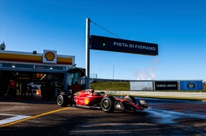 TOPPS F1 CARLOS SAINZ カルロス サインツ 世界75枚 Ferrari F1-75 カルロス・サインツ モデルカー 1:8スケール、レッドの