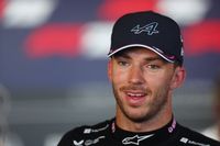 Gasly elogia la calidad de Sainz en fútbol... y el "esfuerzo" de Hadjar