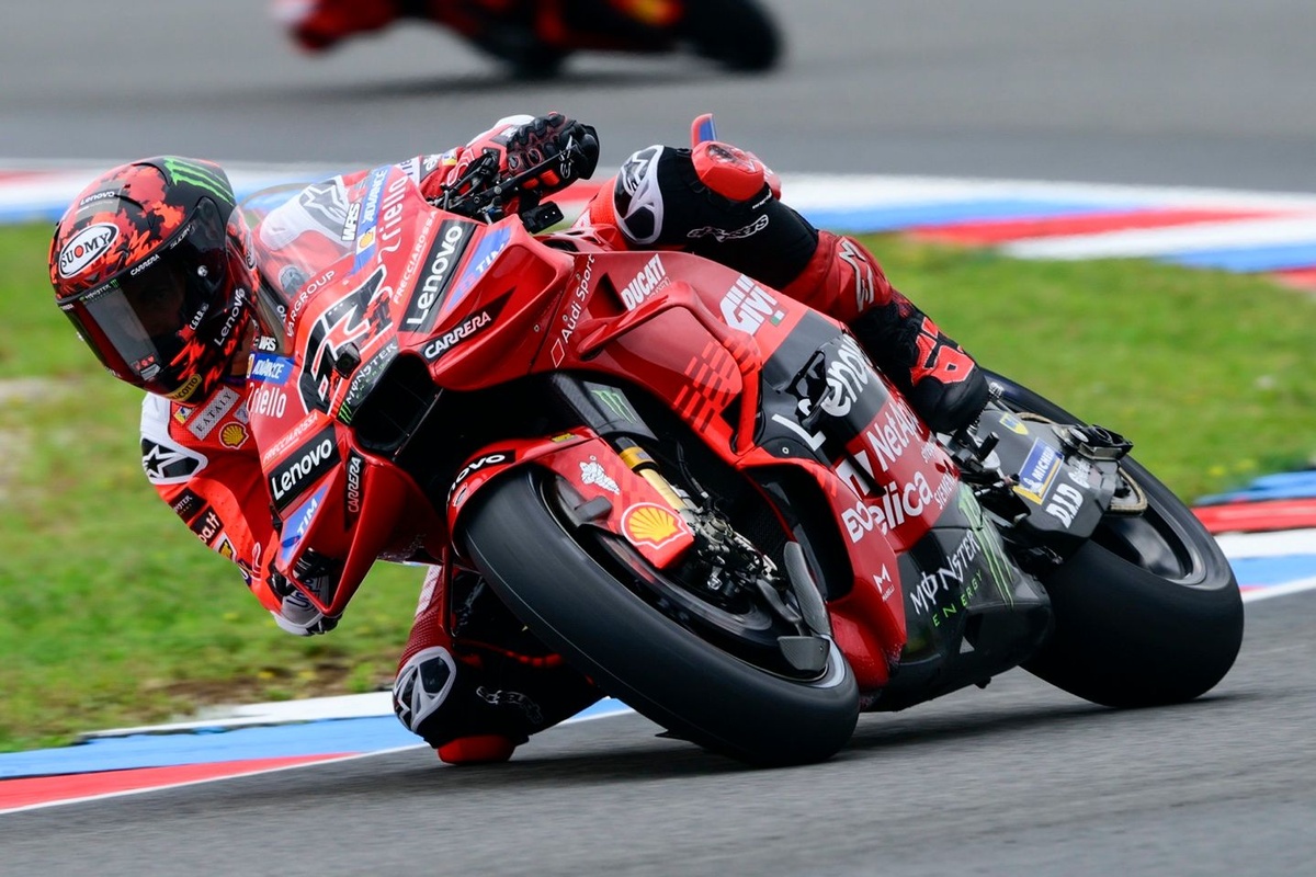 MotoGP | Finalmente Bagnaia: sfrutta l'errore di Marquez e torna in pole a Brno!