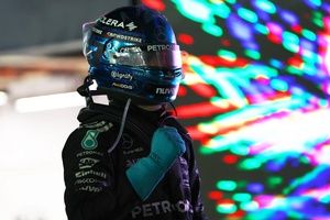 Russell reina en Singapur y Verstappen bate a los McLaren; Alonso salva a Aston