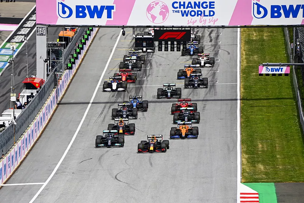 Max Verstappen, Red Bull Racing RB16B, Lewis Hamilton, Mercedes W12, Lando Norris, McLaren MCL35M, Sergio Perez, Red Bull Racing RB16B, Valtteri Bottas, Mercedes W12, and the rest of the field at the start