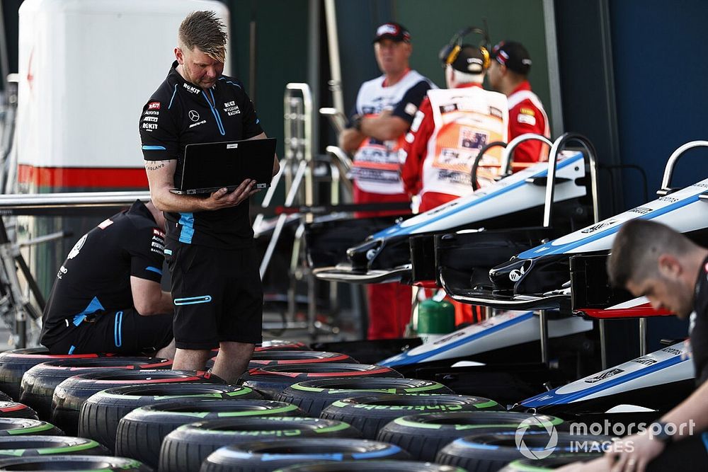 El equipo Williams prepara los neum&aacute;ticos Pirelli