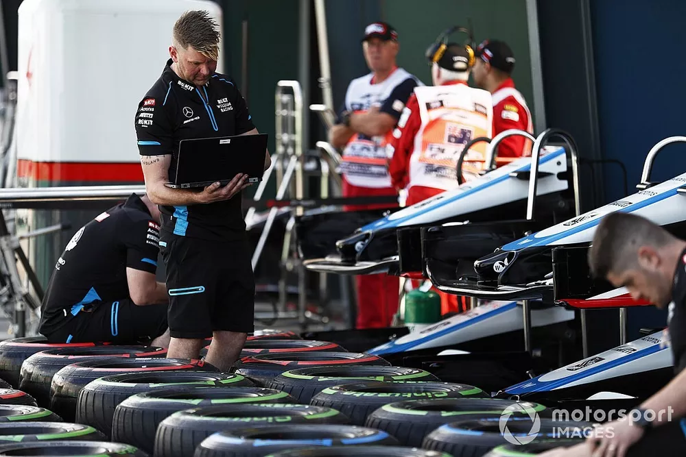 El equipo Williams prepara los neum&aacute;ticos Pirelli