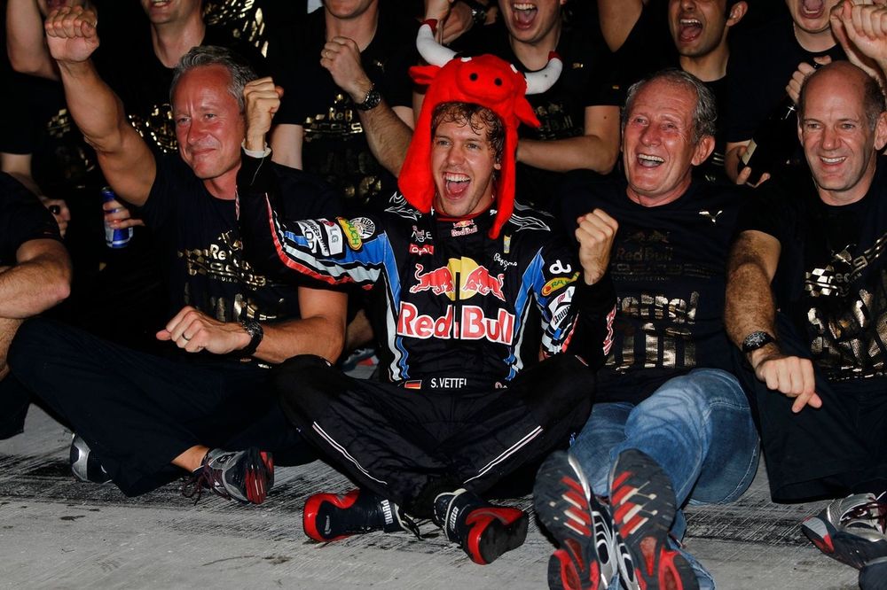 Sebastian Vettel, Red Bull Racing RB6 Renault, Helmut Marko, Consultor, Red Bull, Adrian Newey, Director Técnico, Red Bull Racing, y el equipo Red Bull celebran sus victorias en el campeonato