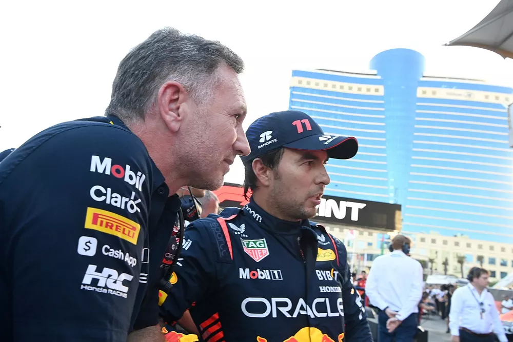 Christian Horner, Director de Red Bull Racing, y Sergio P&eacute;rez, Red Bull Racing, en el parc ferme en Bak&uacute; 