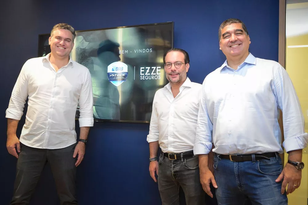 Fernando Julianelli, CEO da Vicar, Ivo Juc&aacute; Machado, VP de Rela&ccedil;&otilde;es Institucionais e Marketing da EZZE Seguros e Richard Vinhosa, CEO da EZZE Seguros