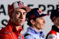 Acosta fuerza una rivalidad con M&aacute;rquez que incendia las redes