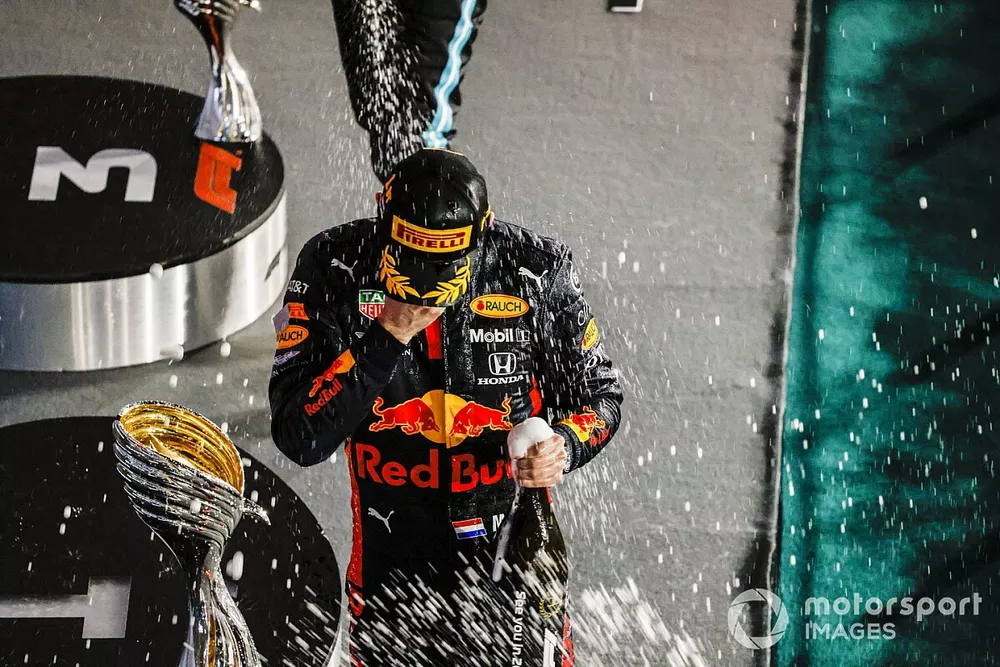 Podio: ganador Max Verstappen, Red Bull Racing
