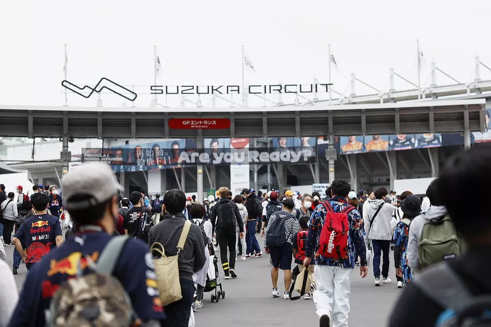 Fans arrive at the circuit