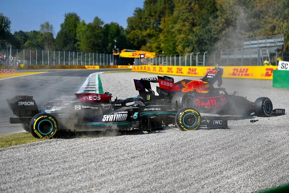 Secuencia del choque de Lewis Hamilton, Mercedes W12 y Max Verstappen, Red Bull Racing RB16B