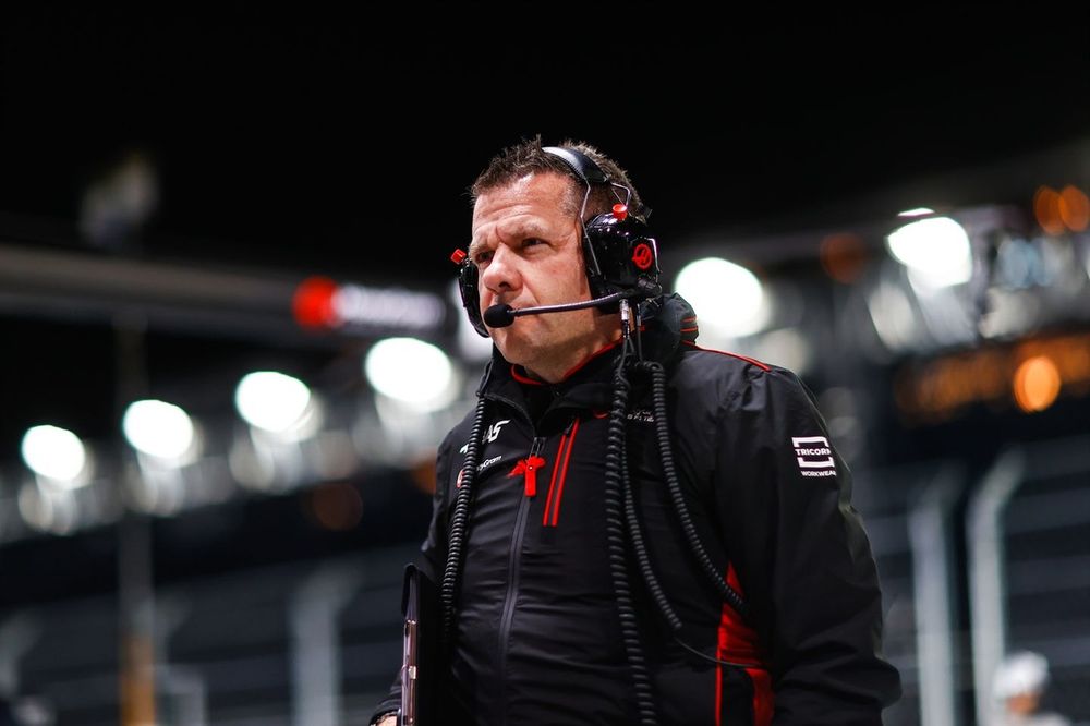 Peter Crolla, Haas F1 Team, in the pit lane