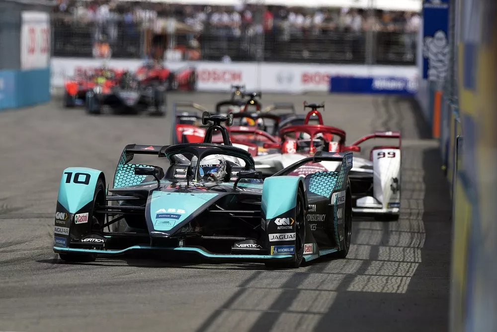Sam Bird, Jaguar TCS Racing, Jaguar I-TYPE 5, Antonio Giovinazzi, Dragon Penske Autosport, Penske EV-5
