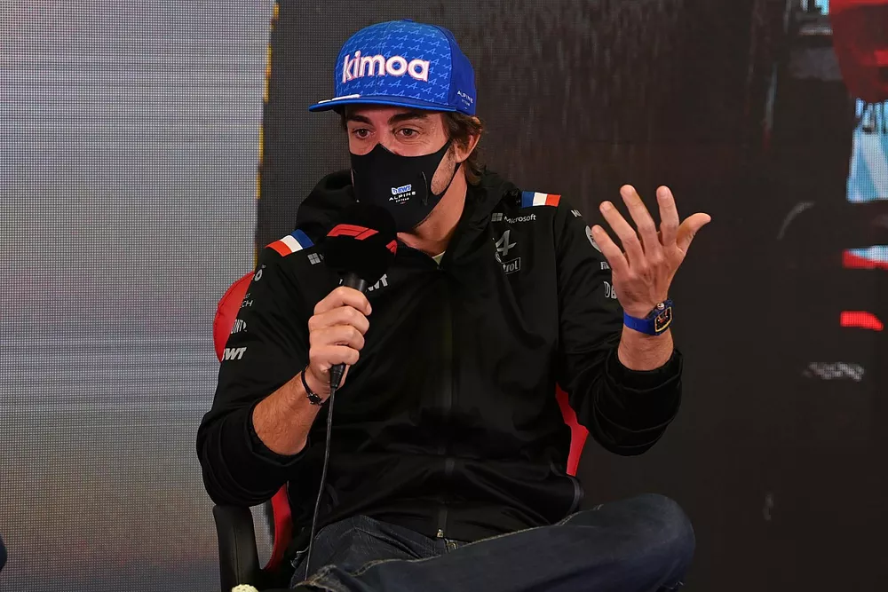 Fernando Alonso, del equipo Alpine F1, en la rueda de prensa
