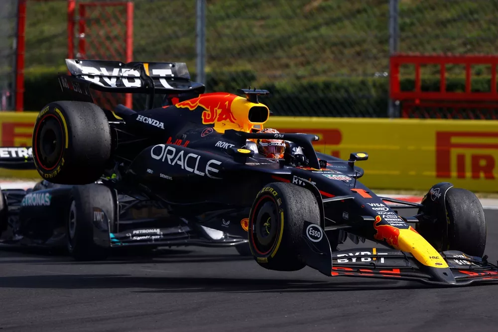 Max Verstappen, Red Bull Racing RB20 crash