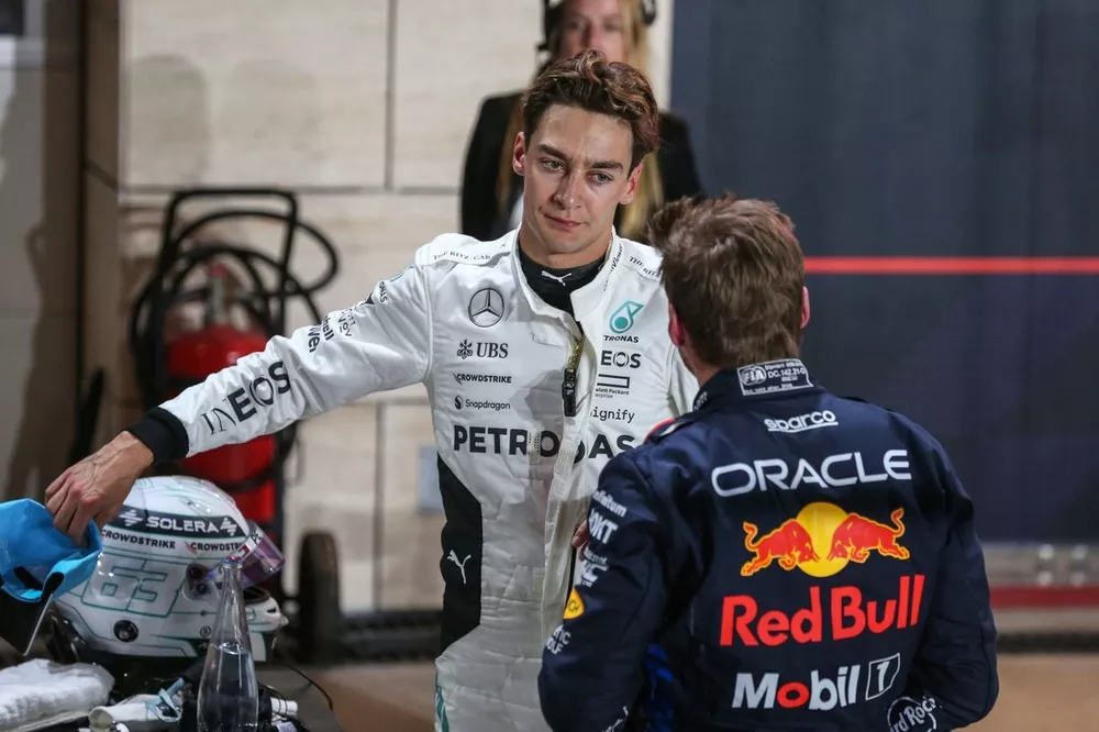Le poleman Max Verstappen, Red Bull Racing, George Russell, Mercedes-AMG F1 Team, dans le parc ferm&eacute;