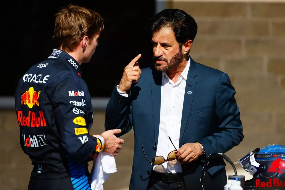 Mohammed Ben Sulayem, Presidente della FIA, parla con Max Verstappen, Red Bull Racing, 3&deg; posizione, in Parco Chiuso