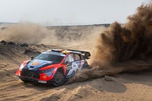 WRC Arabia: Fourmaux lidera en la locura y Ogier resiste un doble pinchazo