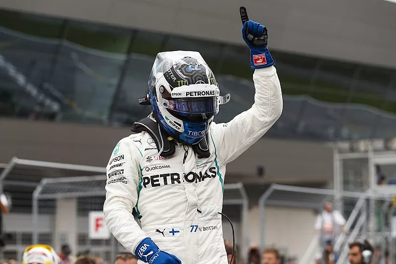 Valtteri Bottas, Mercedes AMG F1, celebra la pole en el GP de Austria