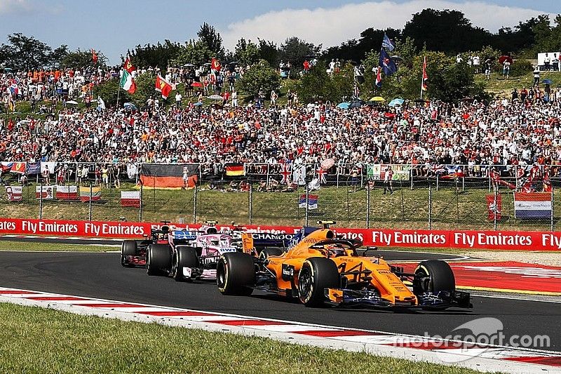 Stoffel Vandoorne, McLaren MCL33, leads Esteban Ocon, Force India VJM11, and Daniel Ricciardo, Red Bull Racing RB14