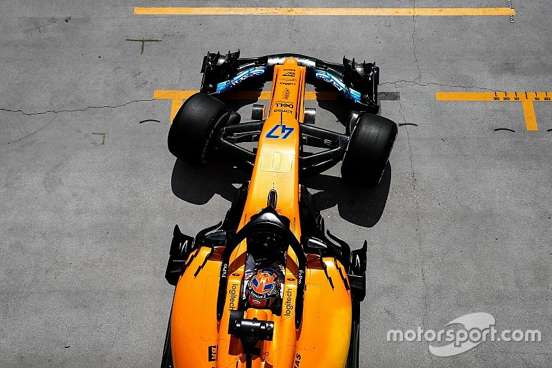 Norris pályára gurul a Belga Nagydíjon a McLarennel, Alonso helyén