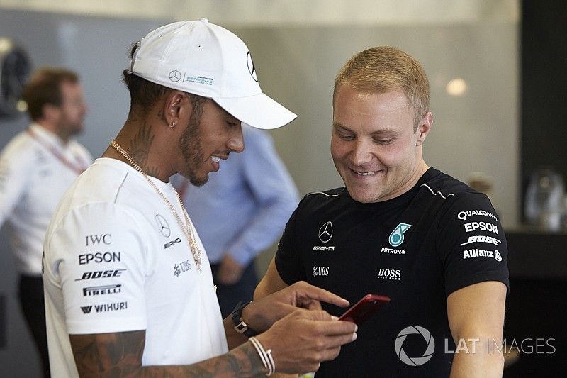 Lewis Hamilton, Mercedes AMG F1 con Valtteri Bottas, Mercedes AMG F1